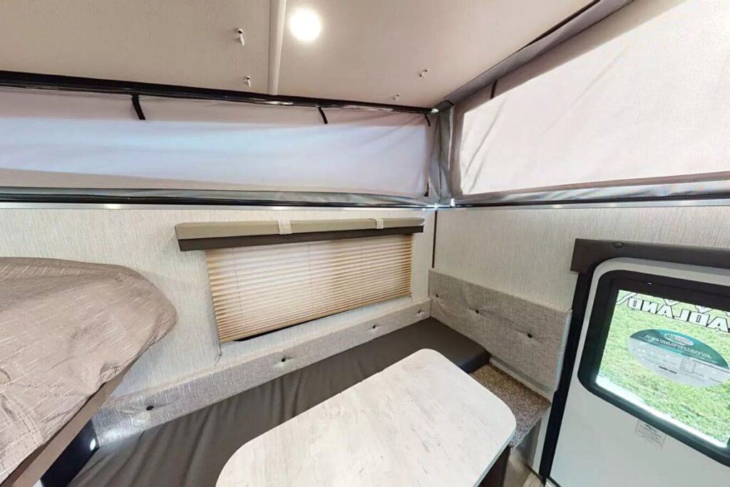 Palomino Rogue EA-1 Dinette