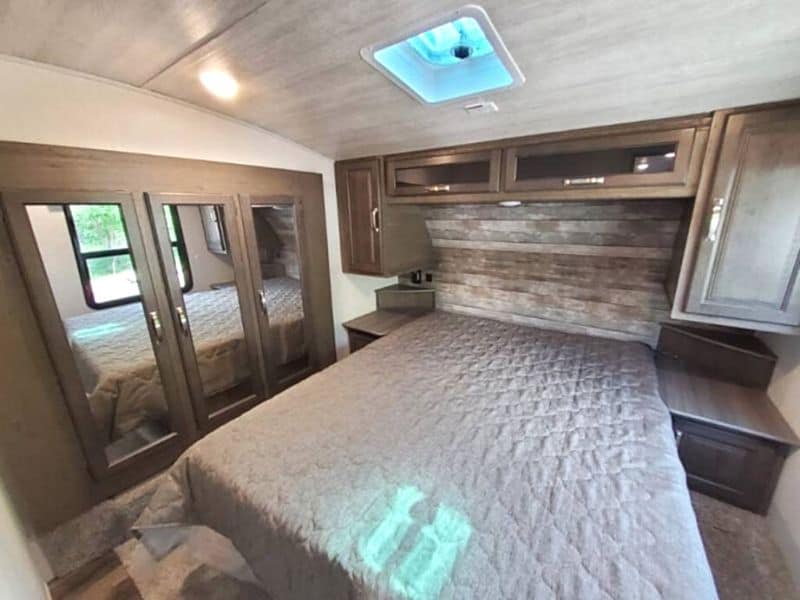 Keystone RV Cougar Half-Ton 25RES Bedroom