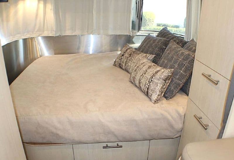 Airstream Flying Cloud 23FB Front Bedroom