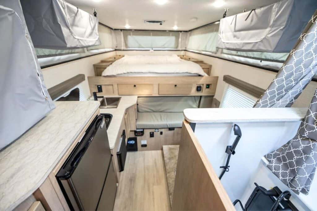 Palomino Real-Lite Truck Campers SS-1608 Interior