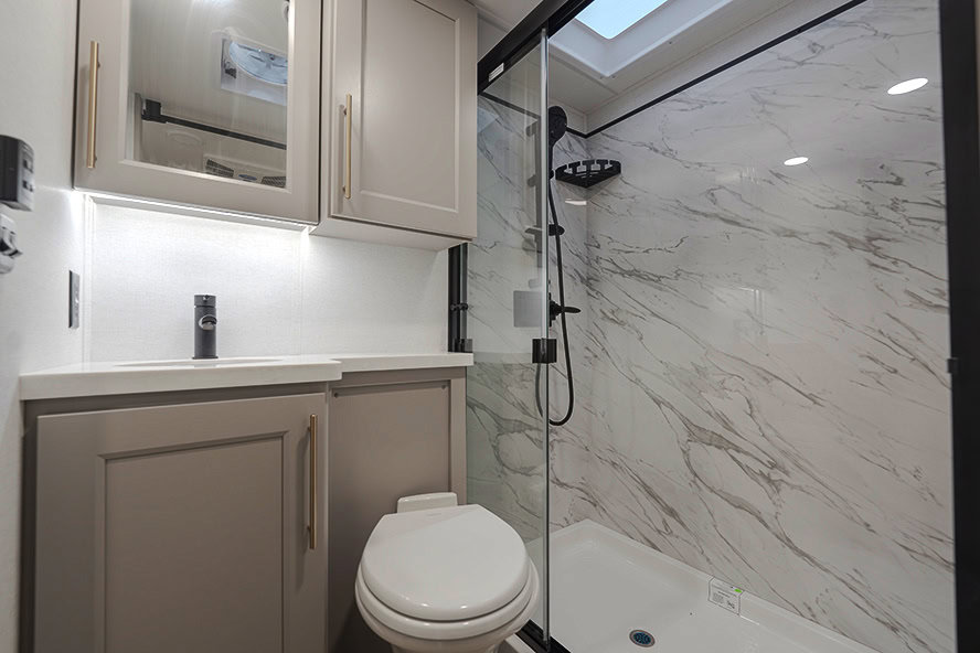 Alliance Paradigm 395DS Bathroom - 5th Wheels with 2 Bathrooms